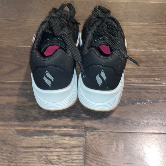 Gently used sneaker 11T in Black and white - Picture 4 of 6